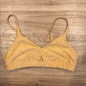 Alo yoga lounge bra - yellow. Size small